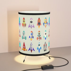 Retro Rocket Tripod Lamp, Alien Spaceships Lamp Shade, Children&#39;s Fun Outer Space Night Light