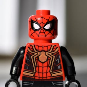 Spider-Man - echt LEGO® Minifigur - integrierter Anzug aus dem Film No Way Home / 2021 Design schwarz rot und gold Spider-Man: Spiderman Far