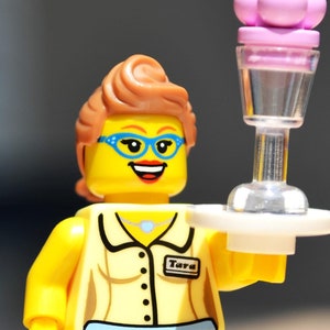Diner Kellnerin - echte LEGO® Minifigur mit Rollschuhen & Eisbecher Milchshake Roll-Kellner Carhop Autotoptoptop b