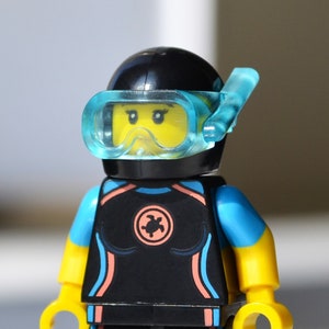 Sea Rescuer - genuine LEGO® minifigure / Scuba Diver Female Woman with Diving Fins Flippers & Dive Mask Snorkel Goggles Helmet Scubadiver y