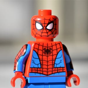 Spider-Man - echte LEGO® Minifigur - klassische Anzug mit gedruckten Armen / 2021 Design erstaunliche Spiderman-Version der ultimative Vers von Spider Man