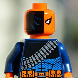 Deathstroke – wersja z 2015 r. // oryginalna minifigurka LEGO® // z mieczem katana w stylu deathstroke z zestawu 76034-1 The Batboat Harbour Pursuit