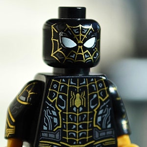 SPIDER-MAN BLACK AND GOLD SUIT - LEGO minifigure - front view - sh0774 ; sh774
