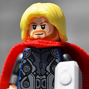 ソー - 2015 デザイン - 純正 LEGO® ミニフィギュア / アベンジャーズ: エイジ オブ ウルトロン 映画からのスーツ / ミョルニル ハンマーを持つ雷神 ヘムズワース