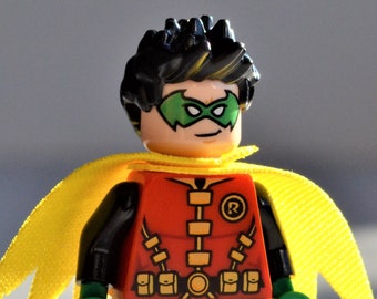 Robin - genuine LEGO® minifigure // 2019 version from set 76122-1 & 76118-1 short with green hands and yellow spiky cape wayne grayson todd