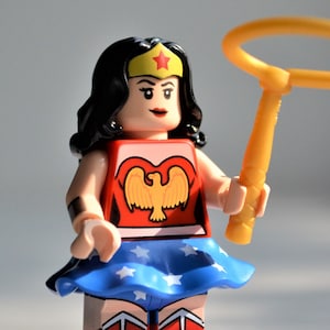 ワンダーウーマン - 1941年初登場ルック - 純正レゴ®ミニフィギュア / ダイアナ・プリンス ジャスティス・リーグ カーター 真実の投げ縄 デザイン オリジナル