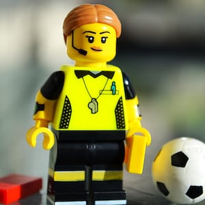 Fußball-Schiedsrichter - echte LEGO® Minifigur / mit gelben roten Karten & Ball / Verband Fußball Sportbundbund offizieller Schiedsschiedsrichter authentisch