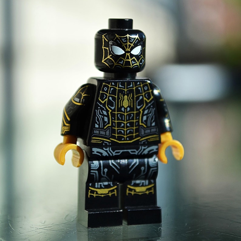 SPIDER-MAN BLACK AND GOLD SUIT - LEGO minifigure - front view - sh0774 ; sh774