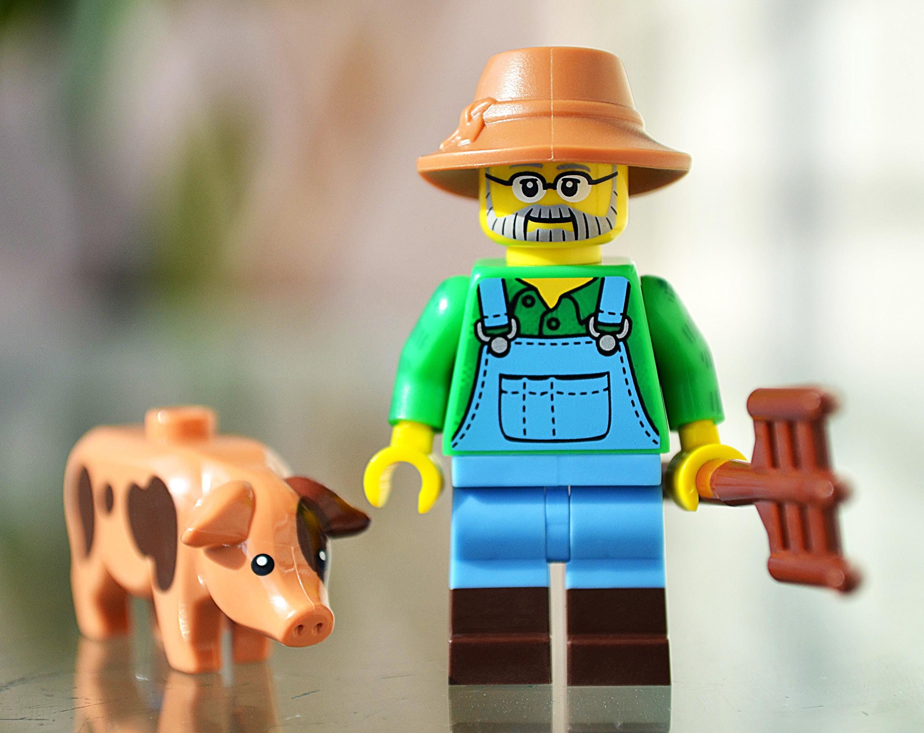 Farmer - genuine LEGO® minifigure / with pig & pitchfork / farm crops farming man guy overalls barn vegetable vendor farmer's market animal