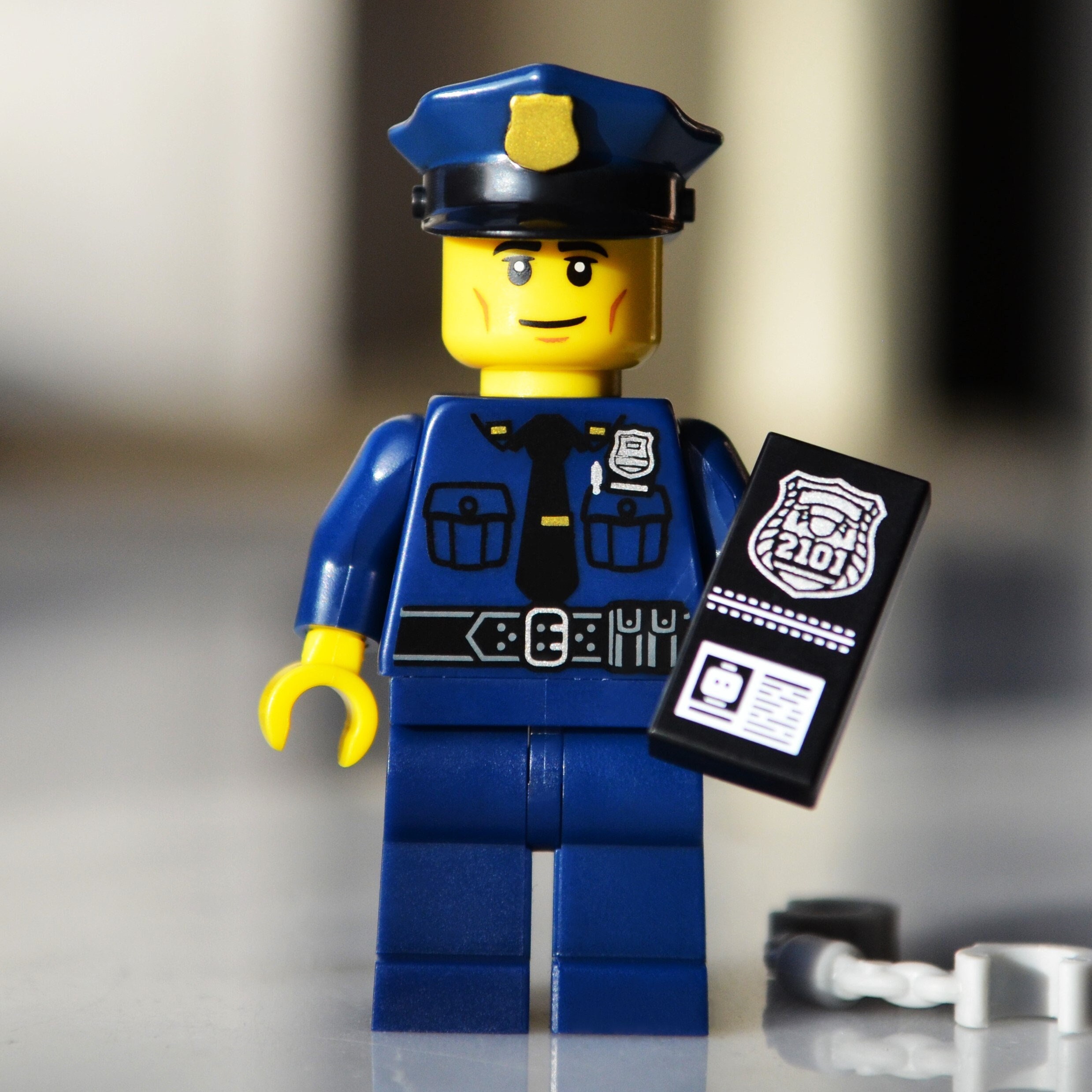 Policeman genuine LEGO® minifigure with badge identification  handcuffs police officer man cop constable lieutenant law enforcement