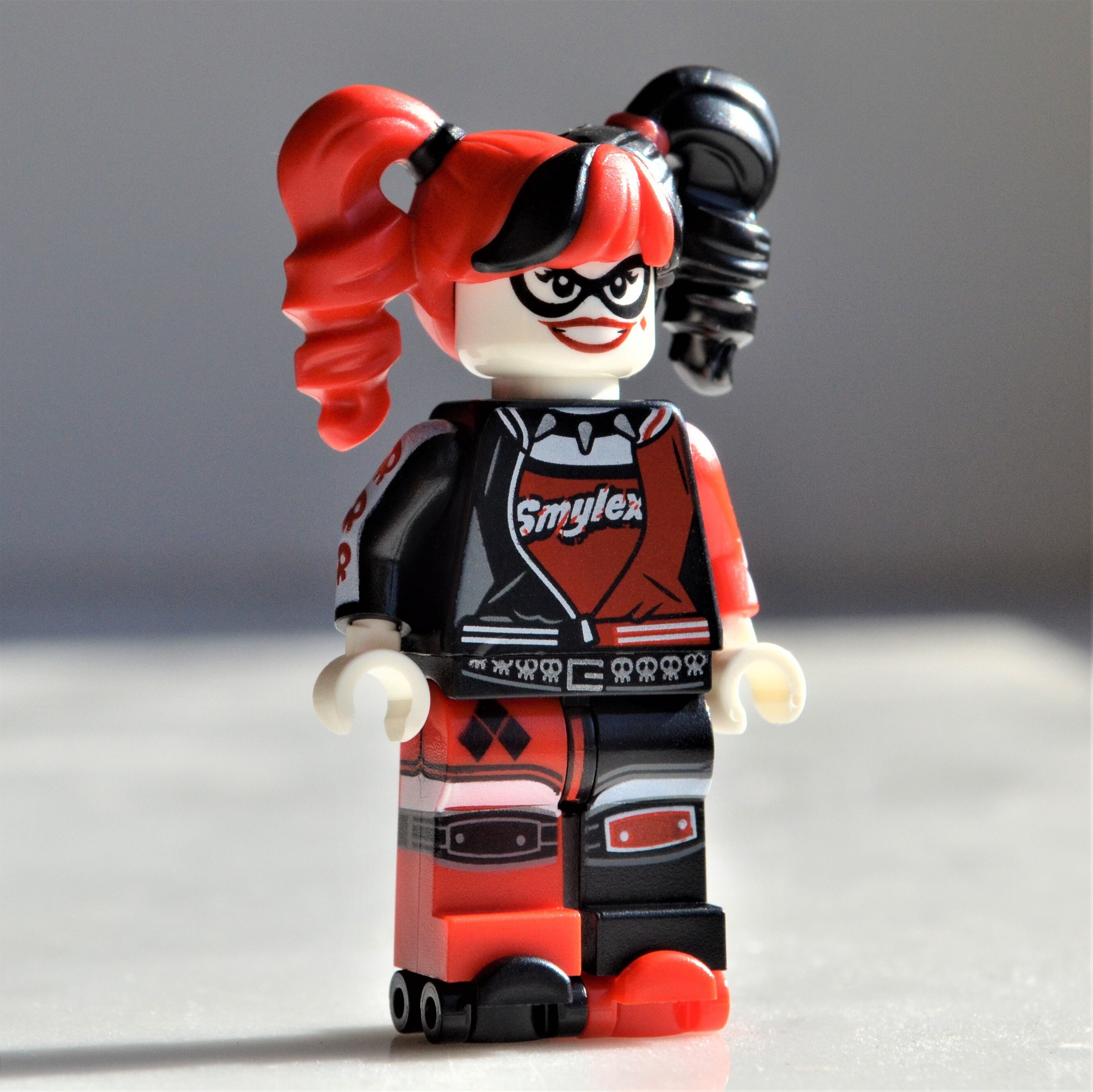 Harley Quinn - genuine LEGO® minifigure - 2017 version from The LEGO Batman  Movie // design with roller skates rollerskates pigtails harleen, image size:2667x2666