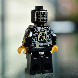 SPIDER-MAN BLACK AND GOLD SUIT - LEGO minifigure - back view - sh0774 ; sh774