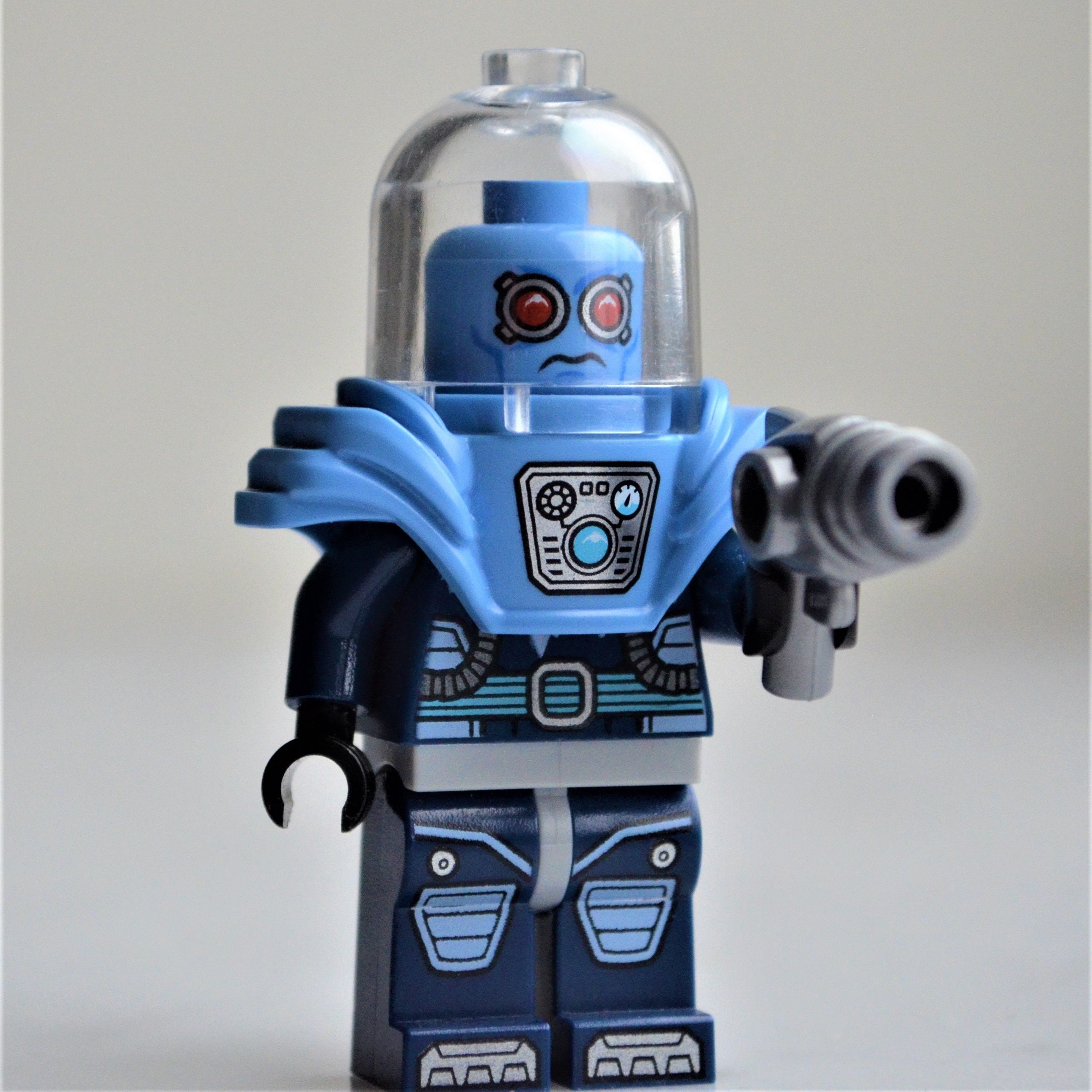 Mr. Freeze - genuine LEGO® minifigure - 2017 shoulder armor version / with  ice gun / mister mr arnold dr victor fries schwarzenegger cold y, image size:2581x2581
