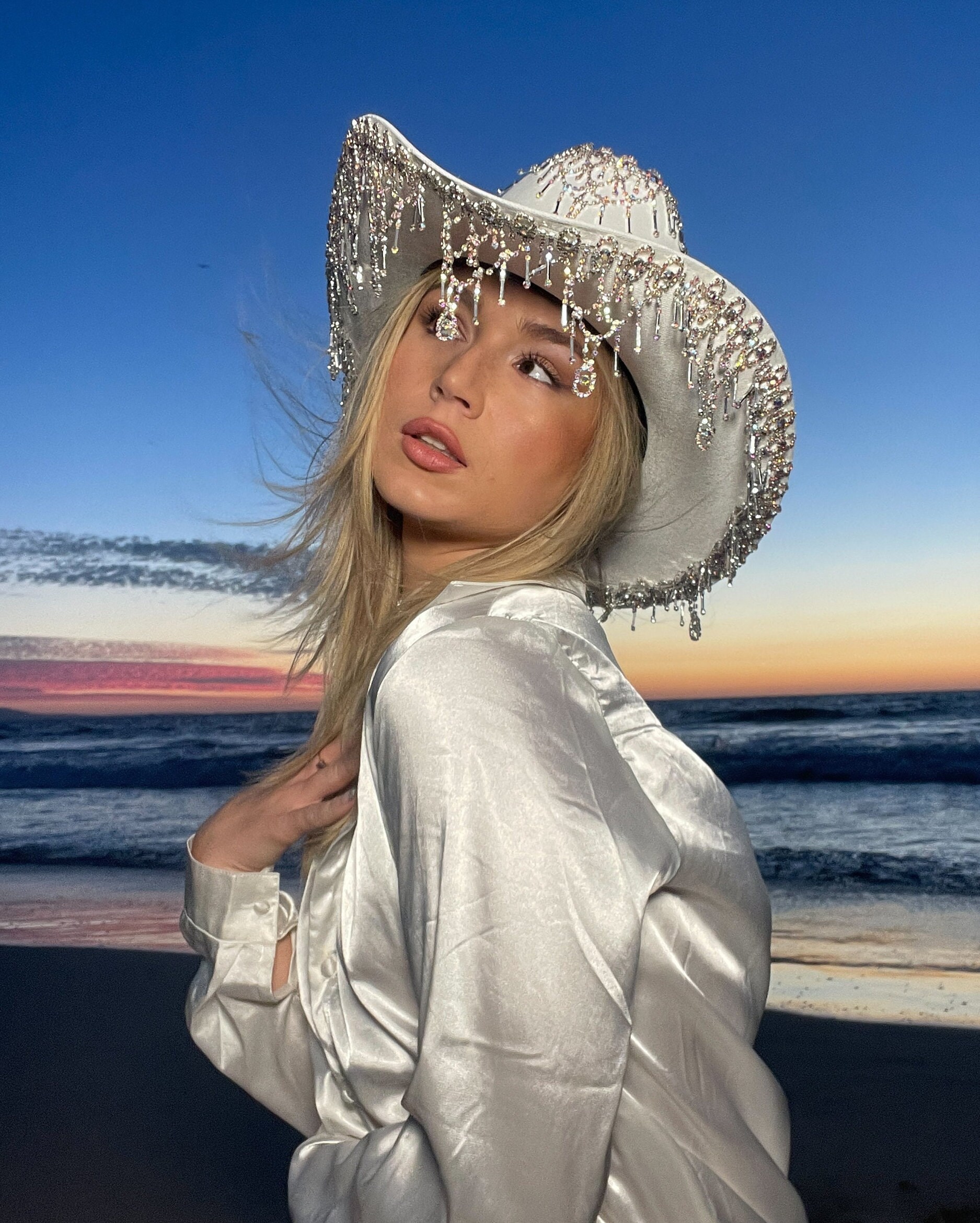Cappello da cowboy con frange di strass bianchi iridescenti: moda da festival e country - Italia