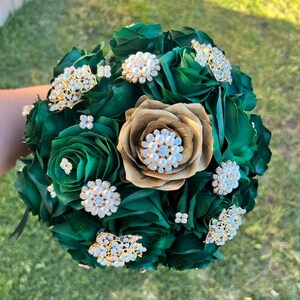 prom bouquet for dark green dress A Guide to Matching Bouquets with Emerald Bridesmaid Dresses
