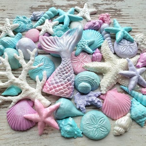 43 pezzi. Decorazioni per torte in pasta di zucchero, pinna di sirena, coda di sirena, stelle marine.