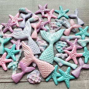 33 pezzi di decorazioni per torte in pasta di zucchero a forma di pinna di sirena, coda di sirena, stelle marine e coralli.