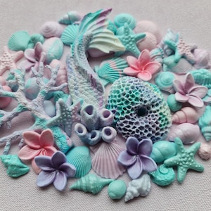 60 pezzi di decorazioni per torte in pasta di zucchero, coralli, code di sirena e fiori.