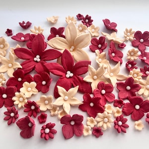 50 st. tårtdekorationer med sockerfondantblommor, rubin/kräm. Inga extra avgifter för köpare i USA.