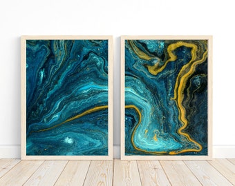 Puede incluir: Dos pinturas abstractas enmarcadas con pintura azul y dorada en espiral. Las pinturas son de estilo moderno y quedarían muy bien en un hogar contemporáneo.