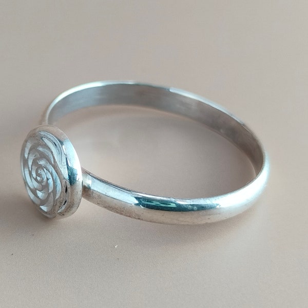 Silver stacking ring with engraved rose * engagement jubileum ring * forever flower gift for her.