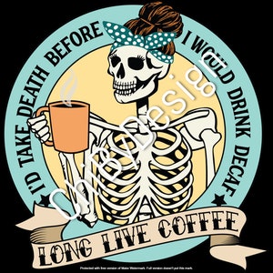 Könnte beinhalten: Humorvolle Grafik mit einem Skelett mit türkisfarbenem Polka-Dot-Haarband, das eine orangefarbene Kaffeetasse hält. Das Design enthält den Text "I'd take death before I would drink decaf" und "Long Live Coffee" auf einem Banner, vor schwarzem Hintergrund.