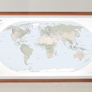 Puede incluir: Un mapa del mundo enmarcado con un fondo azul claro y un patrón de cuadrícula. Los continentes están coloreados en tonos de verde, marrón y rosa. El mapa está titulado "World Map".