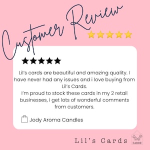 K&ouml;nnte beinhalten: Rosa Grafik mit Kundenrezension. Die Bewertung enth&auml;lt f&uuml;nf Sterne und Text, der Lil's Cards lobt. Der Shop-Name, Jody Aroma Candles, wird ebenfalls angezeigt, zusammen mit dem Lil's Cards-Logo.