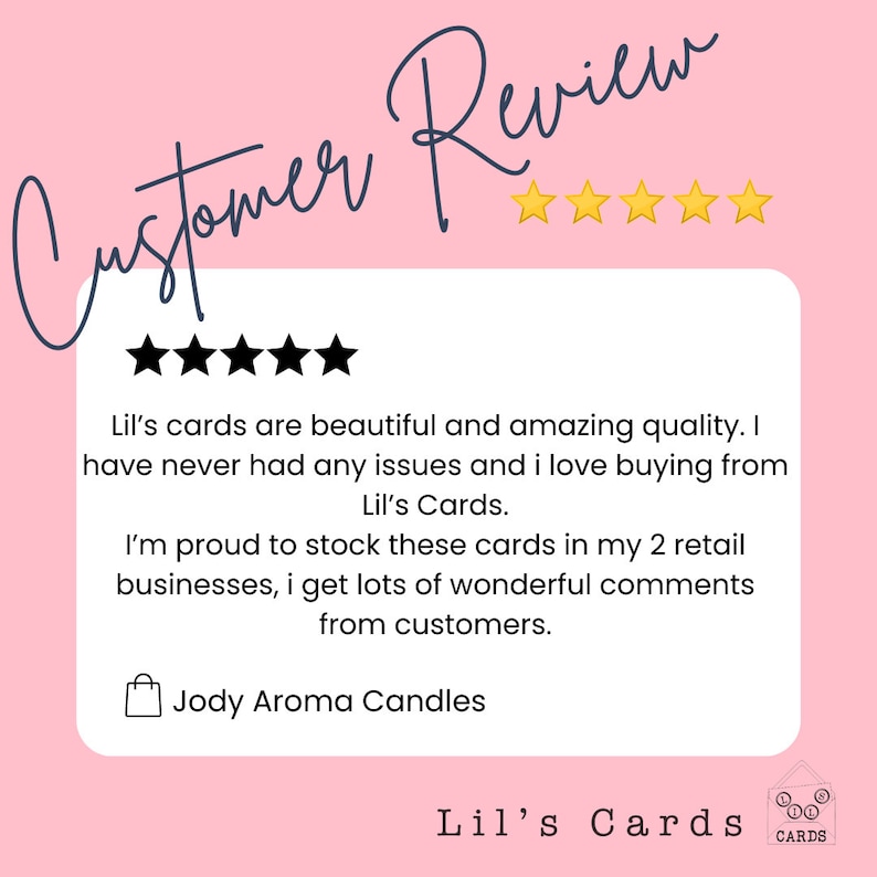 K&ouml;nnte beinhalten: Rosa Grafik mit Kundenrezension. Die Bewertung enth&auml;lt f&uuml;nf Sterne und Text, der Lil's Cards lobt. Der Shop-Name, Jody Aroma Candles, wird ebenfalls angezeigt, zusammen mit dem Lil's Cards-Logo.