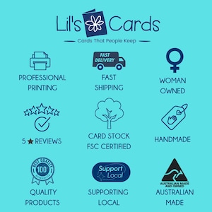 K&ouml;nnte beinhalten: Eine t&uuml;rkisfarbene Grafik mit dem Text "Lil's Cards" und Symbolen f&uuml;r professionellen Druck, schnellen Versand, Frauenbesitz, 5-Sterne-Bewertungen, Karton, handgefertigt, Qualit&auml;tsprodukte, lokale Unterst&uuml;tzung und australische Herstellung.