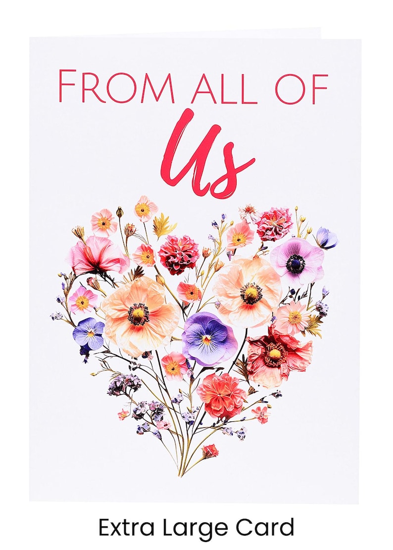 K&ouml;nnte beinhalten: Wei&szlig;e Gru&szlig;karte mit einem herzf&ouml;rmigen Blumenarrangement. Die Blumen sind in Rosa-, Orange-, Lila- und Rott&ouml;nen gehalten. Der Text "FROM ALL OF Us" ist rot. Die Karte ist eine "Extra Large Card".