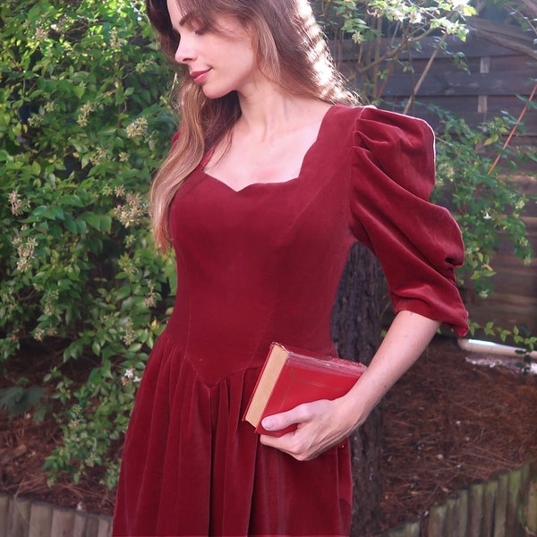 Robe Laura Ashley en velours rouge bordeaux style victorien avec décolleté en cœur vintage années 1980 | Taille Medium