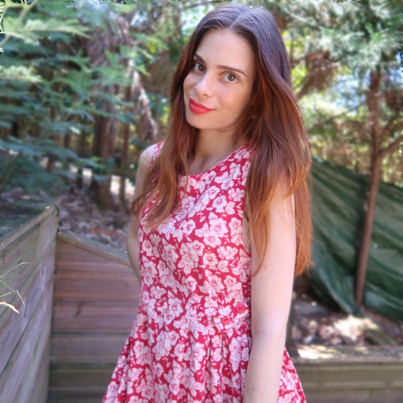 Robe Laura Ashley rouge cerise à fleurs blanches tail… Gem