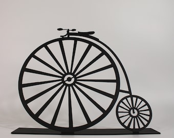 Vintage Metal Penny-Farthing Bicycle Decor: High-Wheel Bike Sculpture