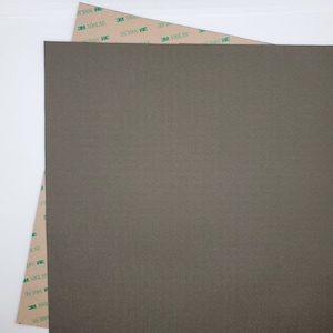 Puede incluir: Primer plano de un rollo de cinta adhesiva marrón con el texto "3M 300LSE" impreso en la cinta.