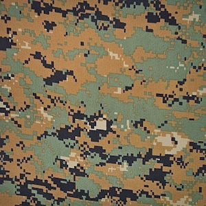 Könnte beinhalten: Nahaufnahme eines digitalen Tarnmusters in Grün-, Braun-, Schwarz- und Beigetönen. Das Design zeigt pixelartige Formen, die einen strukturierten Eindruck erzeugen. Der Stoff ist wahrscheinlich für Militär- oder Outdoor-Bekleidung geeignet.