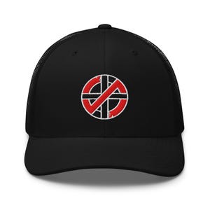 Puede incluir: Gorra de camionero negra con parte trasera de malla y visera curva. La parte delantera presenta un diseño circular bordado en rojo y blanco con una línea diagonal. Un accesorio clásico.