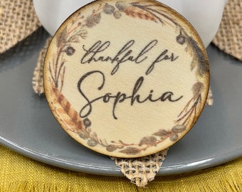 Configuración personalizada del lugar de Acción de Gracias de madera - Configuración personalizada de la mesa de otoño - Etiquetas rústicas de nombre de Acción de Gracias - Tarjetas de lugar agradecidas impresas