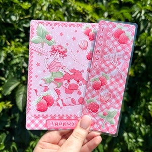 Impression d'art fraise Taureau Kawaii | Impression esthétique fraise vache | Jolie décoration de chambre kawaii pour signe du zodiaque taureau