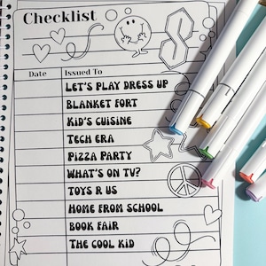 Puede incluir: Un cuaderno de lista de verificaci&oacute;n con espiral con un dise&ntilde;o en blanco y negro. La lista de verificaci&oacute;n incluye actividades como "Let's Play Dress Up" y "Pizza Party". Varios marcadores blancos con puntas de colores est&aacute;n junto al cuaderno.