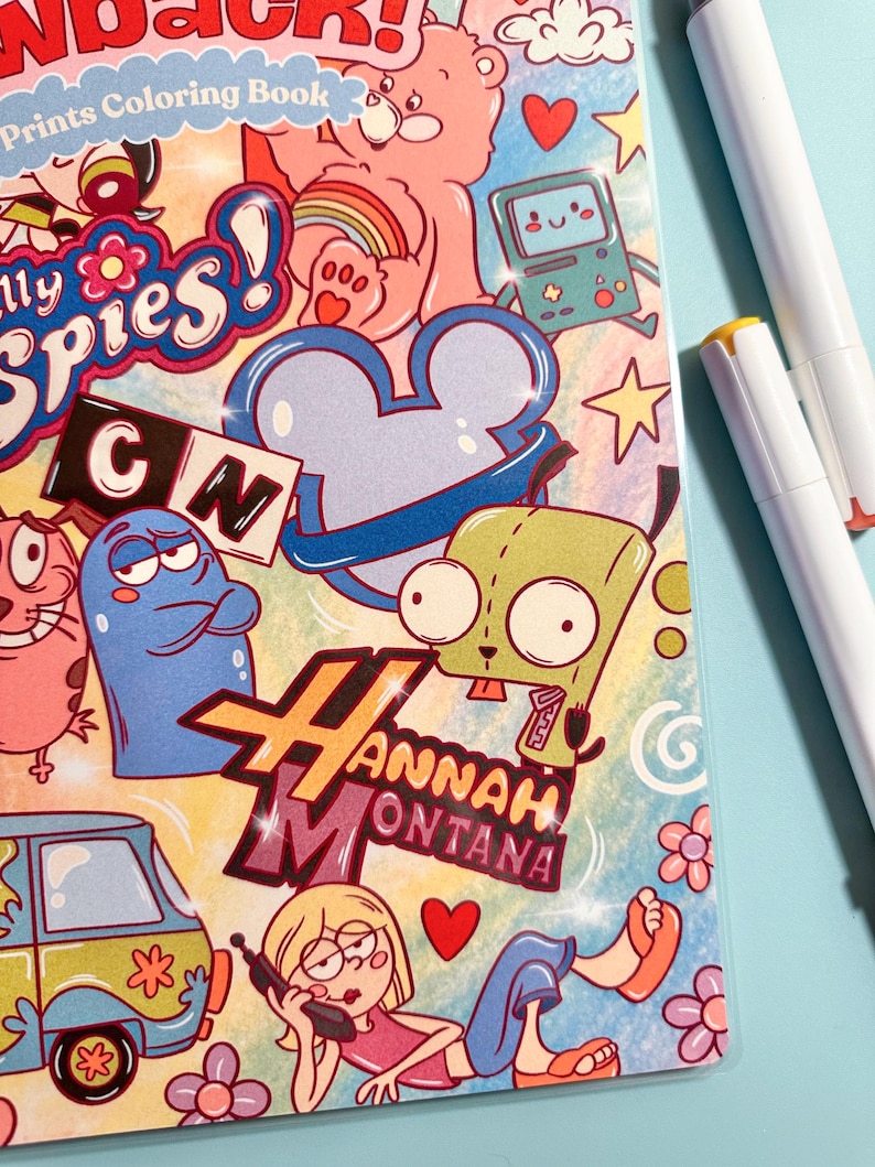 Puede incluir: Un colorido libro para colorear con una variedad de personajes de dibujos animados y el texto "Prints Coloring Book". La portada presenta personajes de varios programas animados, incluyendo un Care Bear rosa, un dise&ntilde;o azul en forma de rat&oacute;n y las palabras "Hannah Montana."