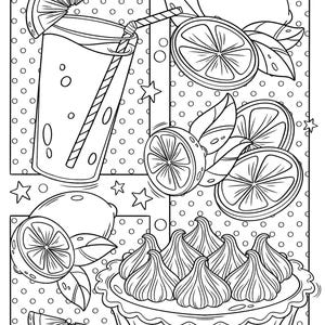 Pu&ograve; includere: Un disegno in bianco e nero di una pagina da colorare a tema limone. L'immagine presenta un bicchiere di limonata, una torta al limone e limoni con foglie. Il testo "LEMON" &egrave; scritto in giallo nella parte inferiore della pagina.