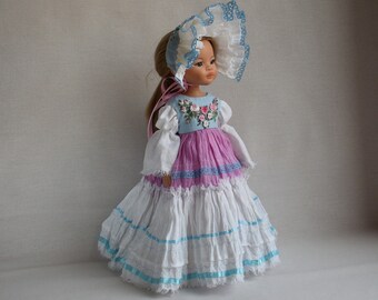 Ensemble de vêtements de poupée pour Paola Reina, poupée Effner Little Darling 13". Robe et bonnet de poupée et chemisier de poupée. Tenue de poupée brodée de fleurs roses