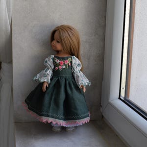 Könnte beinhalten: Ein Set aus drei Keramikbechern mit gesprenkelter, matter Oberfläche. Die Becher sind in Creme-, Hellgrau- und Dunkelgrautönen gehalten. Jeder Becher hat ein schlichtes, minimalistisches Design, perfekt für Kaffee oder Tee.