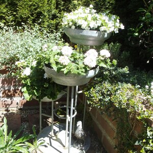 Vintage Zink Blumenständer Pflanzenständer Pflanzschalen Etagere Zinkschalen Wasserreservoir Gartendeko Landhaus Cottage Metallständer