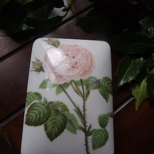 PORCELAINE DE PARIS  Deckeldose Rose Vintage Dose Porzellandose Porzellan Brocante Weiß Rosa Blumen Landhaus Cottage