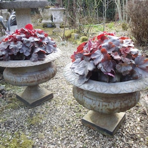 2 vintage gjutjärns amforavaser trädgårdsvaser järnvaser planteringskärl trädgårdsdekoration rost rost dekoration kruka brocante par lantligt hus stuga