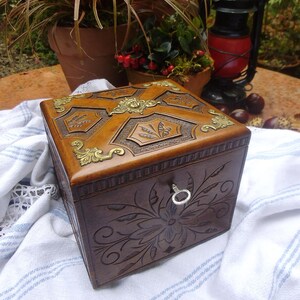 Antik Frankreich Schmuckkästchen Schatulle Schmuckschatulle Schnitzerei Messingornamente Holzkästchen Kästchen Deckelschatulle