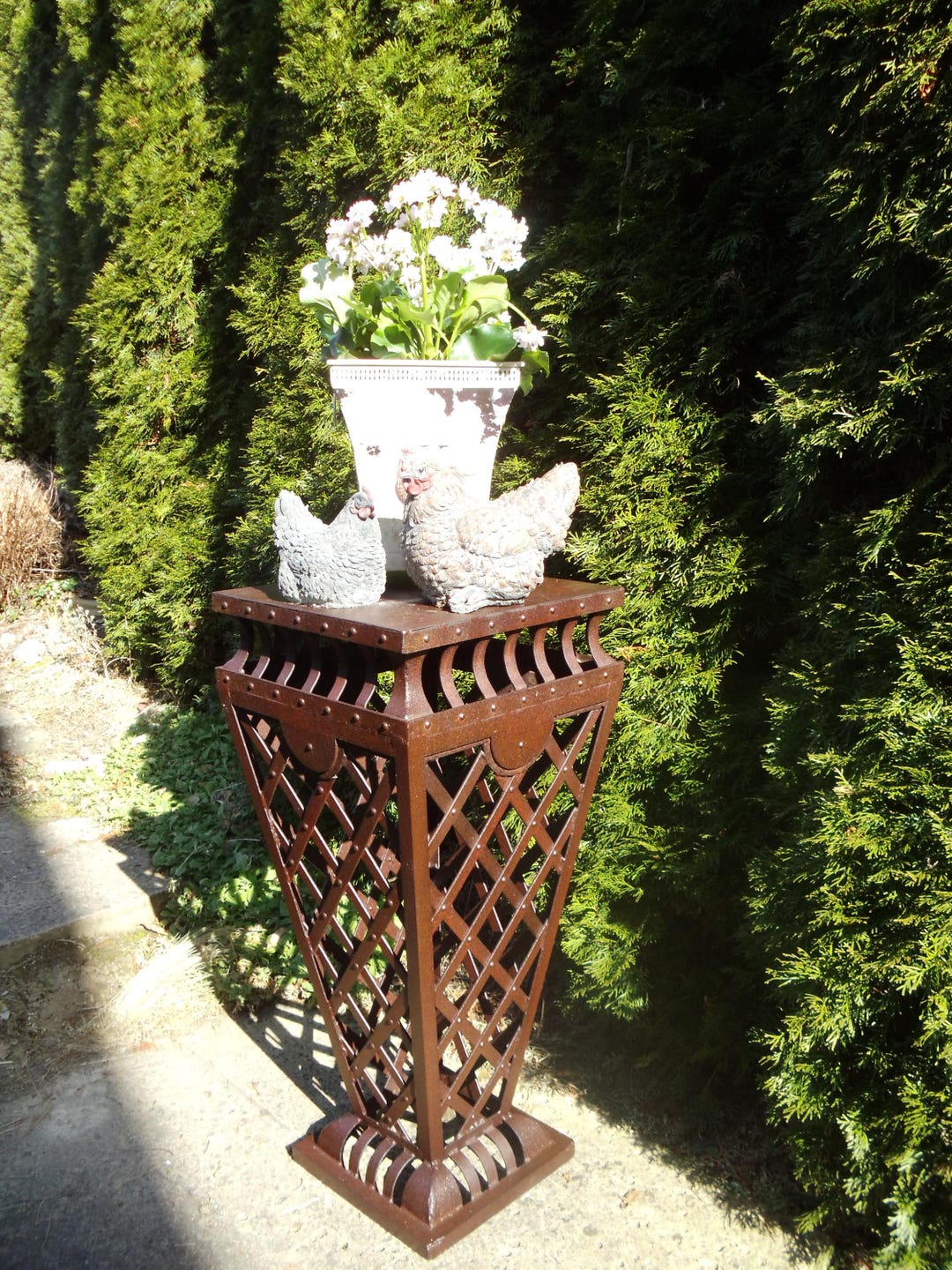 Vintage Blumentisch Blumenständer Gartentisch Pflanzenständer Eisen Eisenständer Eisensäule Säule Brocante Landhaus Cottage Wintergarten