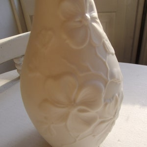 Vase Blumenvase Weiß Relief Frühling Sommer Brocante Biscuitporzellan Kaiser West Germany Porzellanvase Porzellan Landhaus Cottage